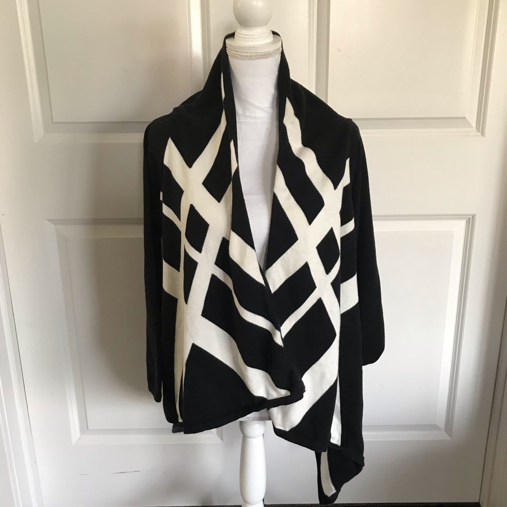 Cardigan with geo lines